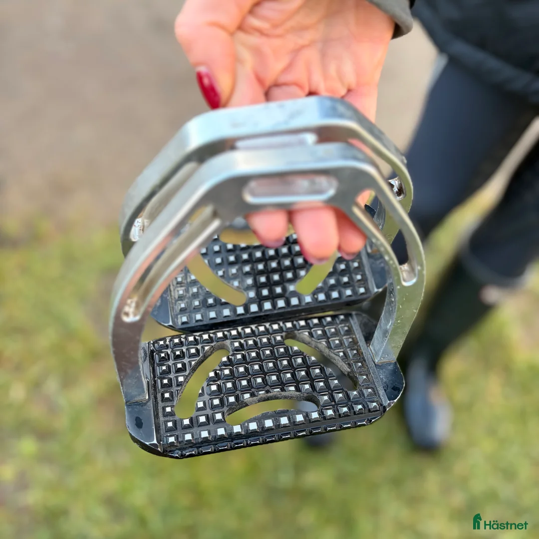 Stigbyglar hästutrustning till salu: Equipe stidbyglar  i Limhamn - Annons 1