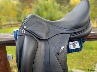 Sadlar hästutrustning till salu: Pent brukt glamour i Bolsøya - Annons 1