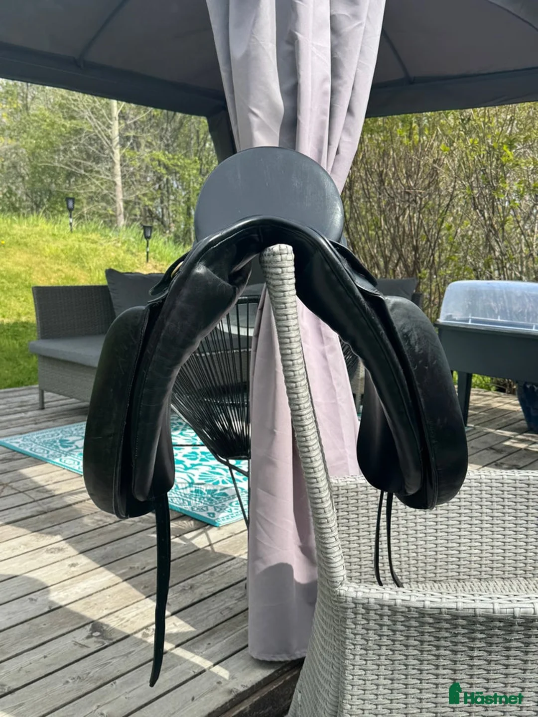 Sadlar hästutrustning till salu: Svart dressyrsadel m gjord i Frösön - Annons 3