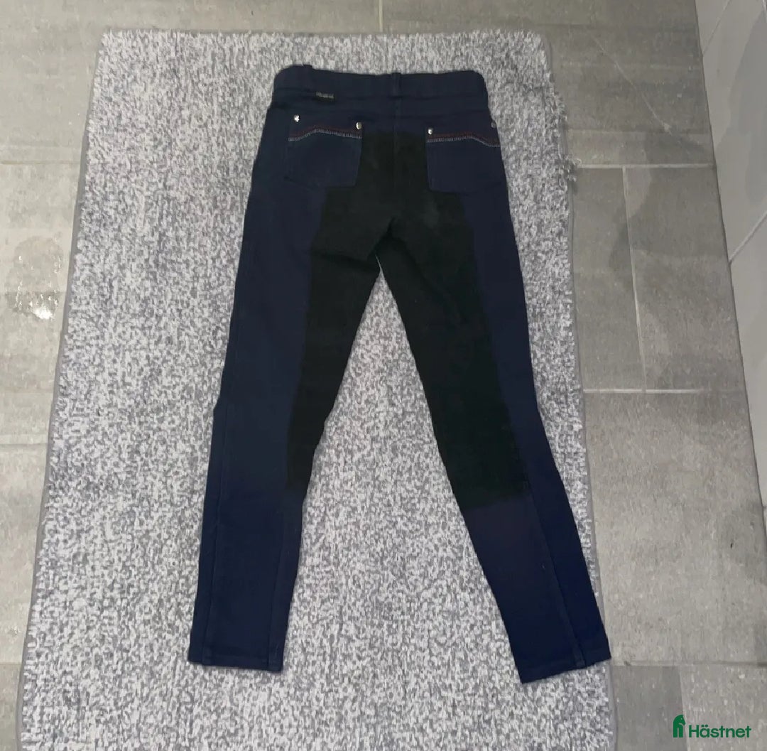 Ridbyxor ryttarutrustning till salu: Ridbyxor i storlek 140 de är från Fouganza  i Trångsund - Annons 4