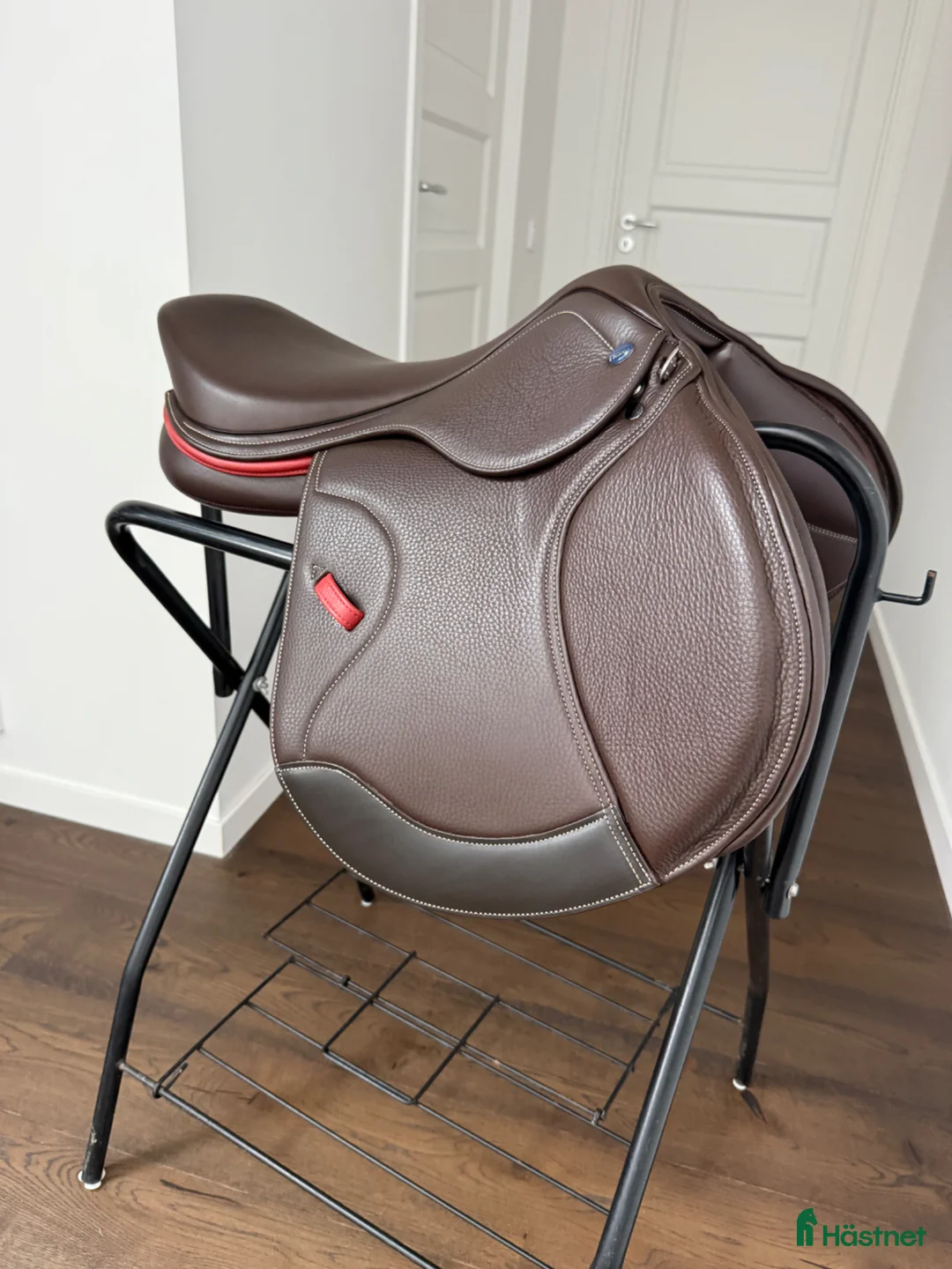 Sadlar hästutrustning till salu: Ny Ikonic Hybrid 17,5” brun - Annons 2
