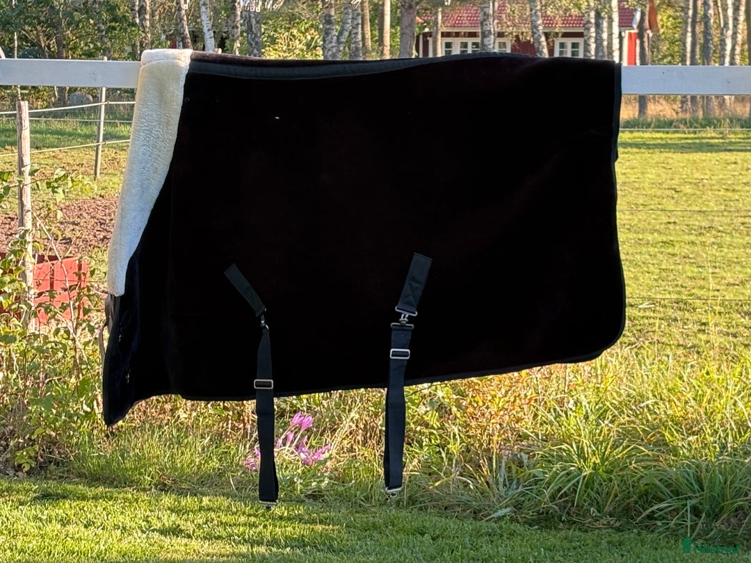 Täcken hästutrustning till salu: Teddy/fleece täcke i Tävelsås - Annons 2