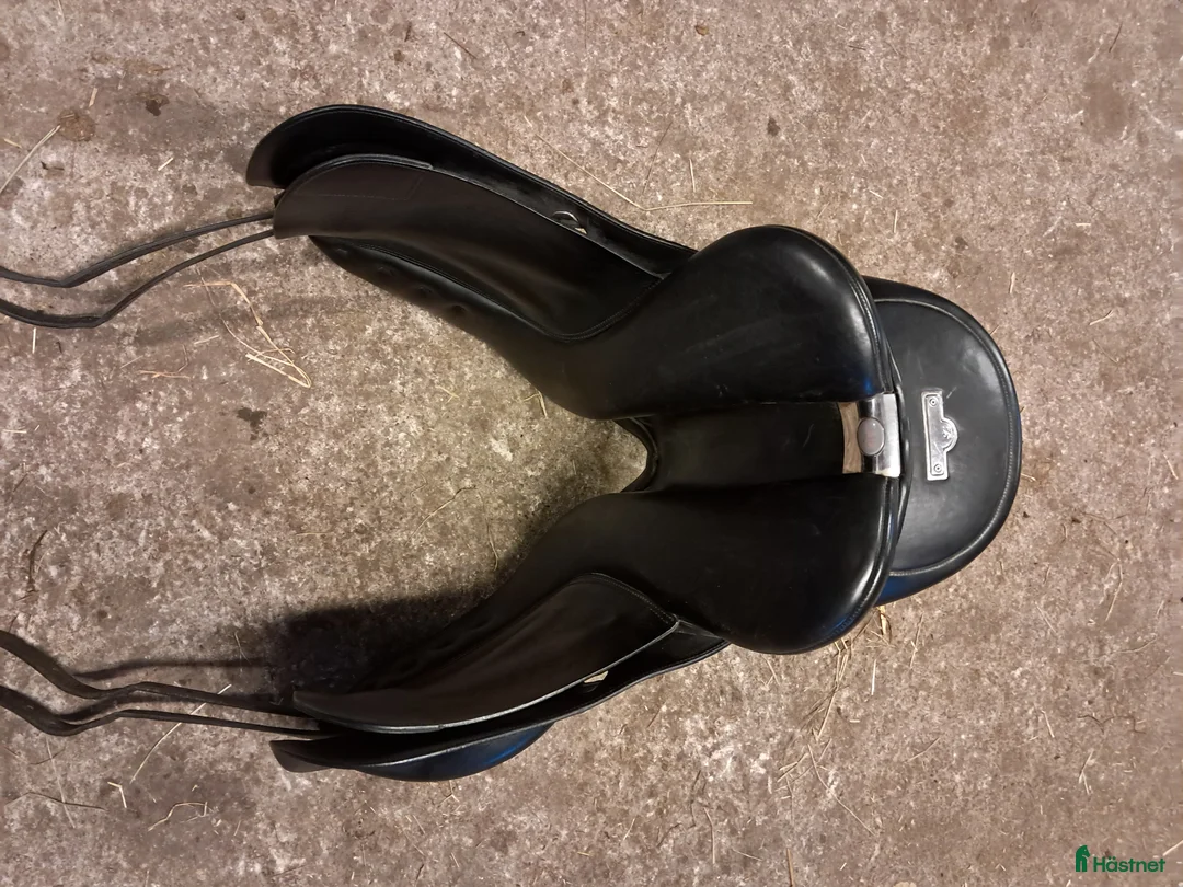 Sadlar hästutrustning till salu: Bates dressyrsadel i Mörbylånga - Annons 3