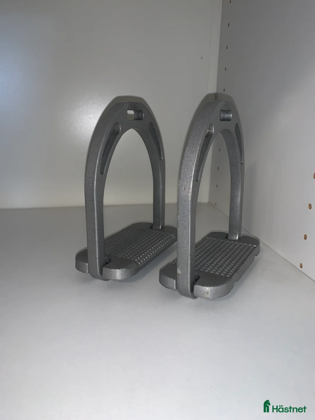 Stigbyglar hästutrustning till salu: Fina stigbyglar  i Lindome - Annons 2