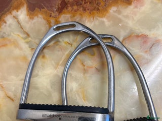 Stigbyglar hästutrustning till salu: Stübben stigbyglar. i Hällekis - Annons 5