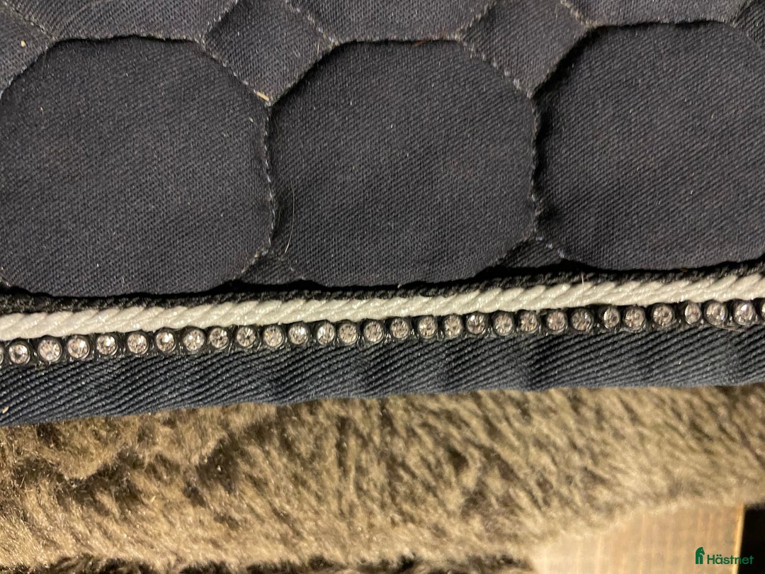 Schabrak & Vojlockar hästutrustning till salu: E-logga schabrak marinblå med swarovski i Onsala - Annons 3