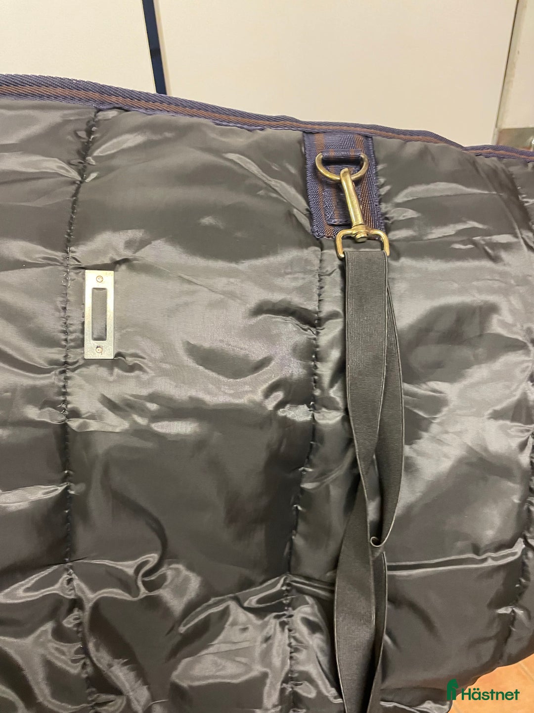 Täcken hästutrustning till salu: Nytt 200 g stalltäcke, endast provat i Uppsala - Annons 2