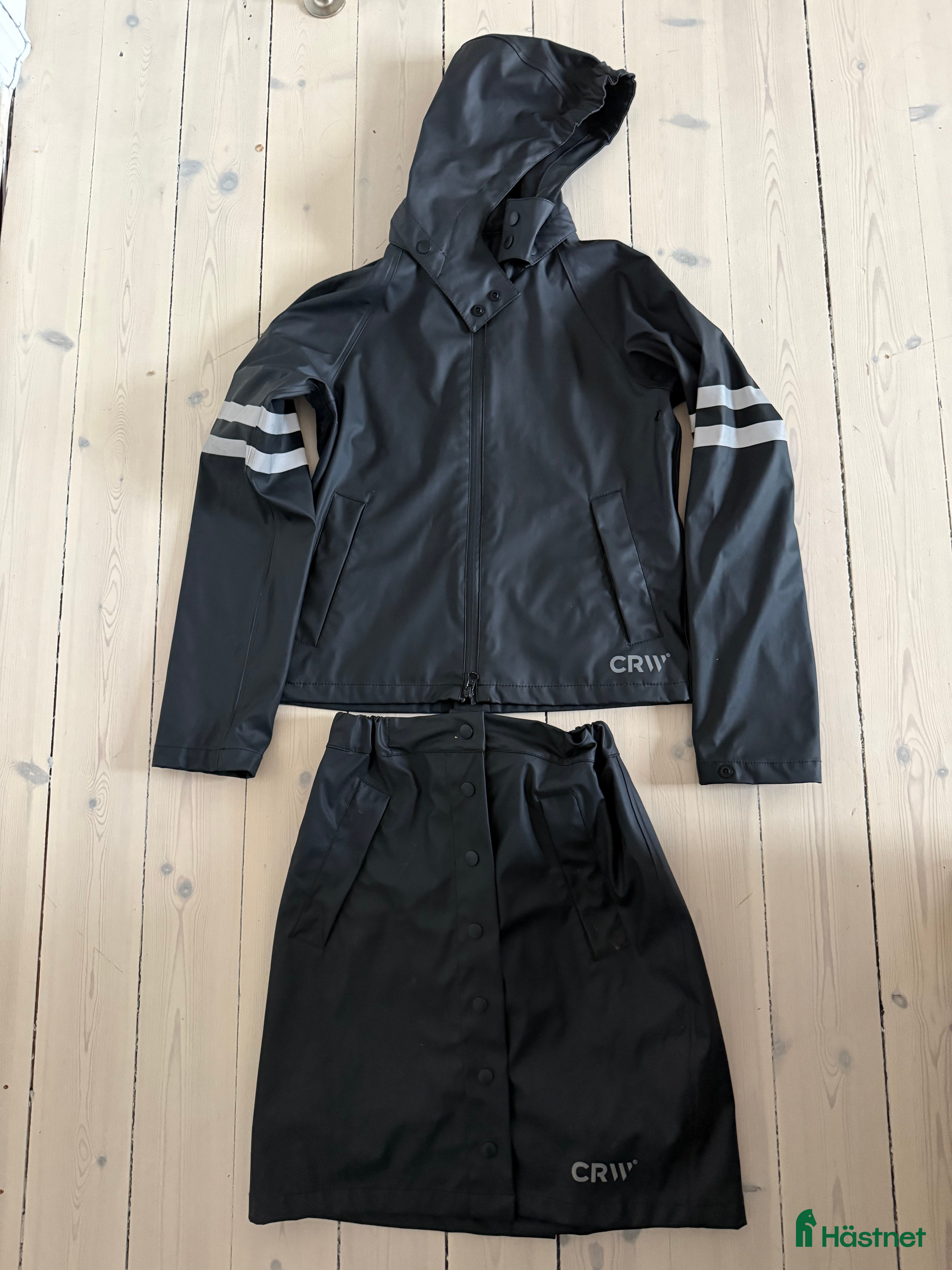 Jackor &amp; Kavajer ryttarutrustning till salu: Nytt junior regnsätt storlek 134/140 i Enskede - Annons 23