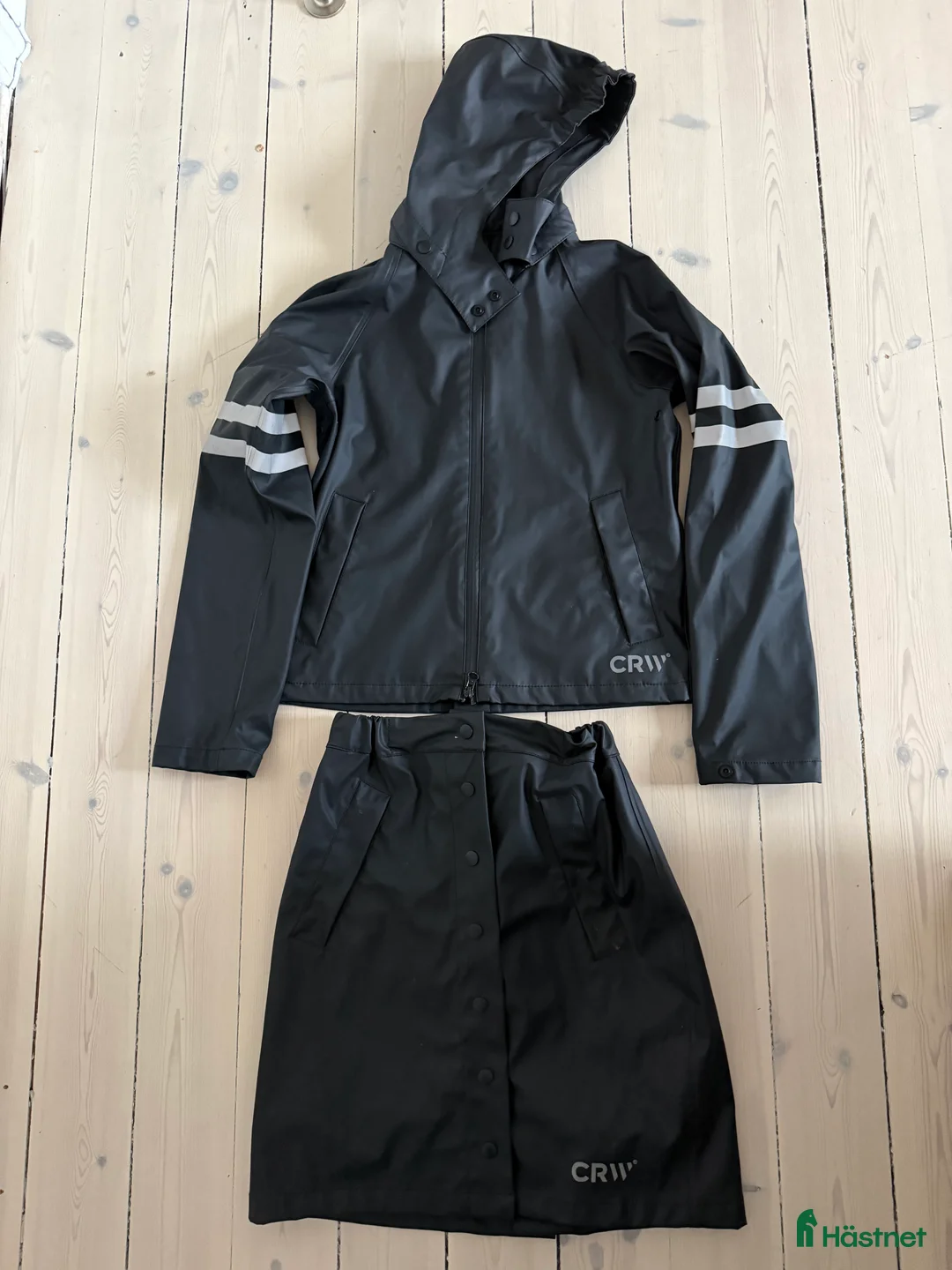 Jackor & Kavajer ryttarutrustning till salu: Nytt junior regnsätt storlek 134/140 i Enskede - Annons 1