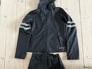 Jackor & Kavajer ryttarutrustning till salu: Nytt junior regnsätt storlek 134/140 i Enskede - Annons 15