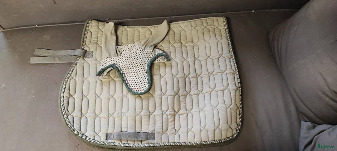 Schabrak & Vojlockar hästutrustning till salu: Schabrak med matchande huva  i Frövi - Annons 1