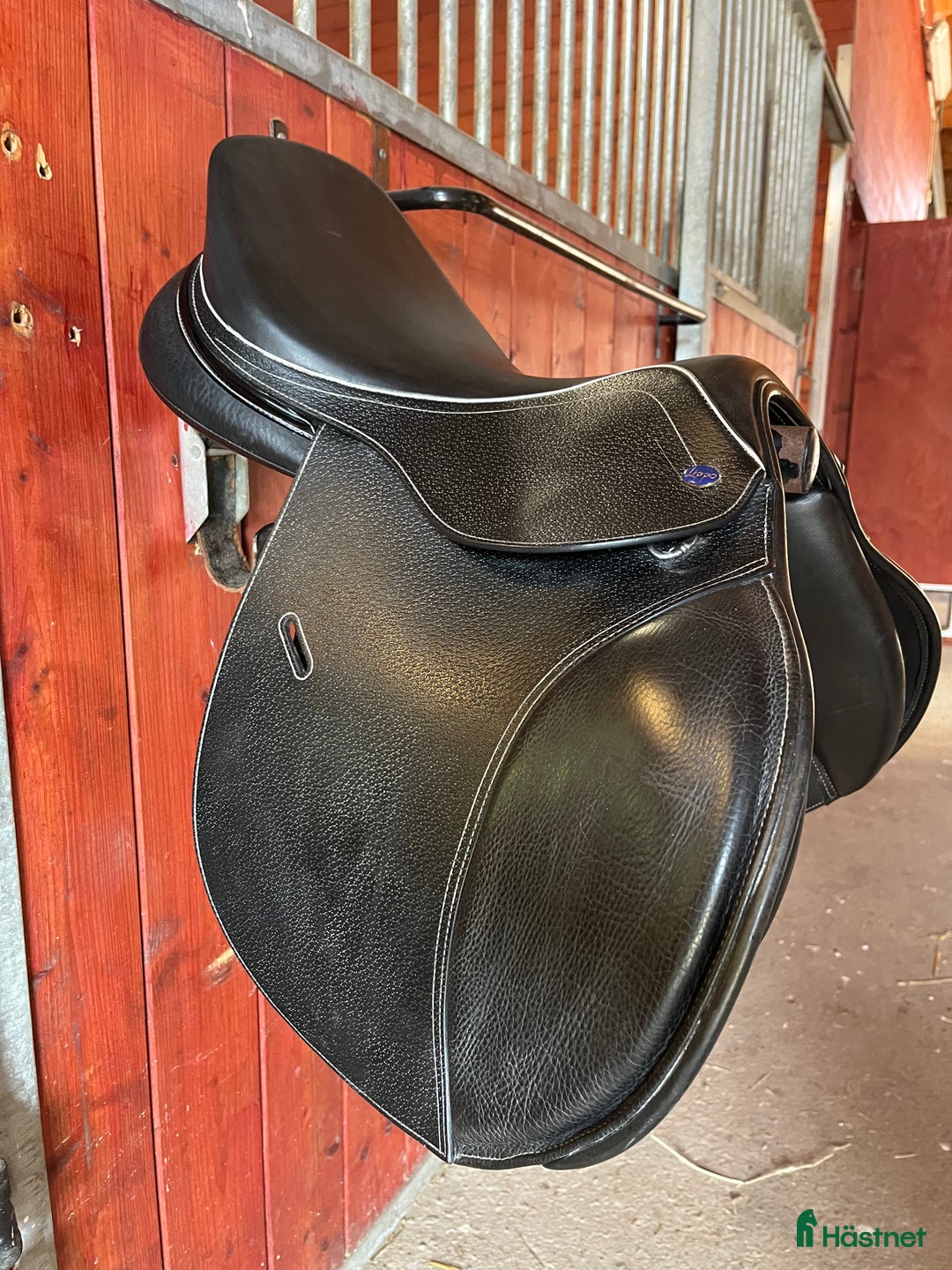 Sadlar hästutrustning till salu: Svart lippo allround sadel i Sorunda - Annons 2