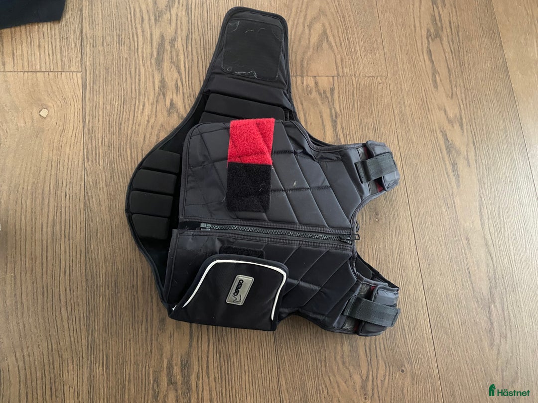 Säkerhetsvästar ryttarutrustning till salu: Säkerhetsväst till barn i fint skick.  i Varberg - Annons 1