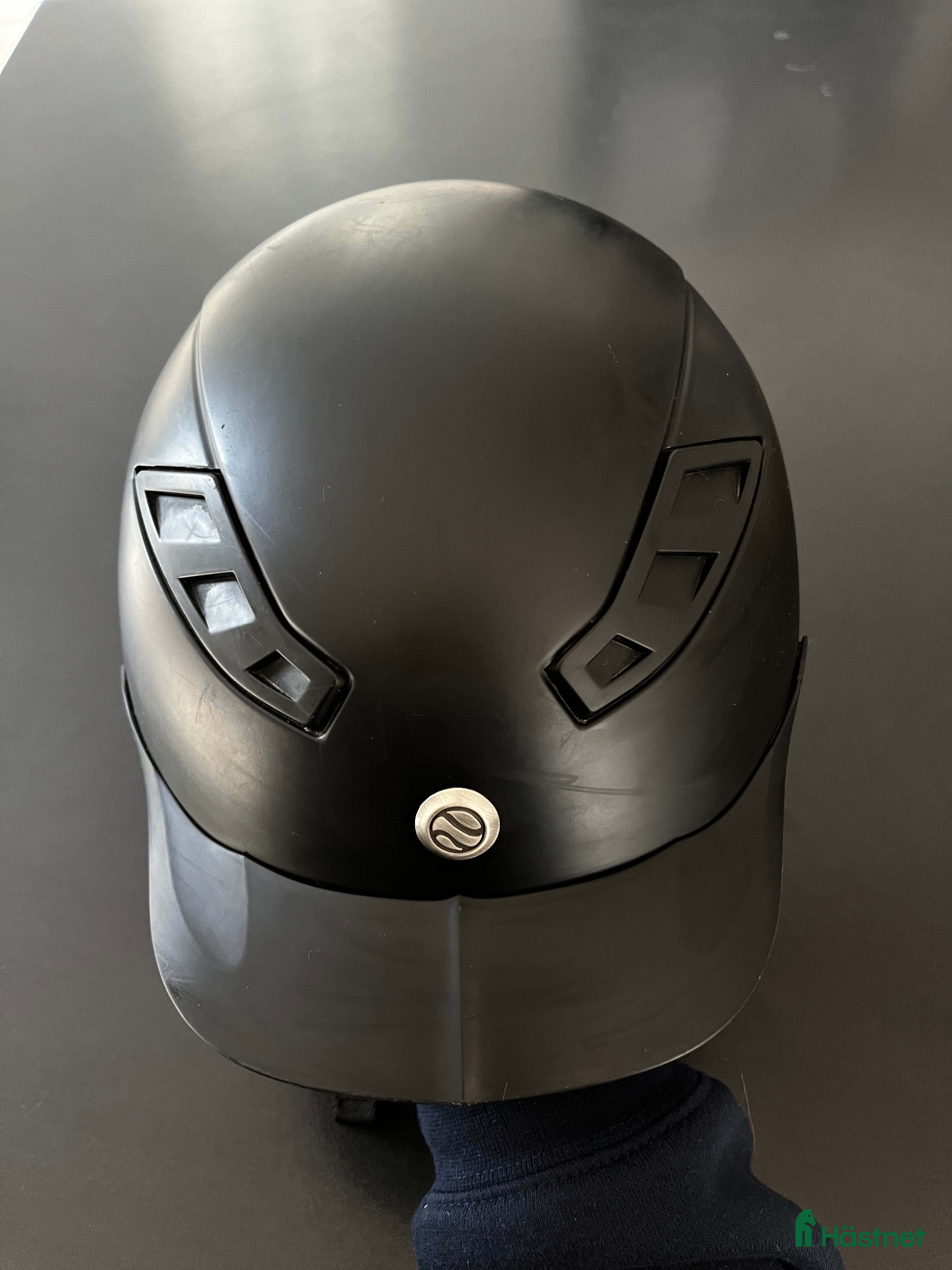 Hjälmar ryttarutrustning till salu: Back on Track ridhjälm med mips! i Norrköping - Annons 2