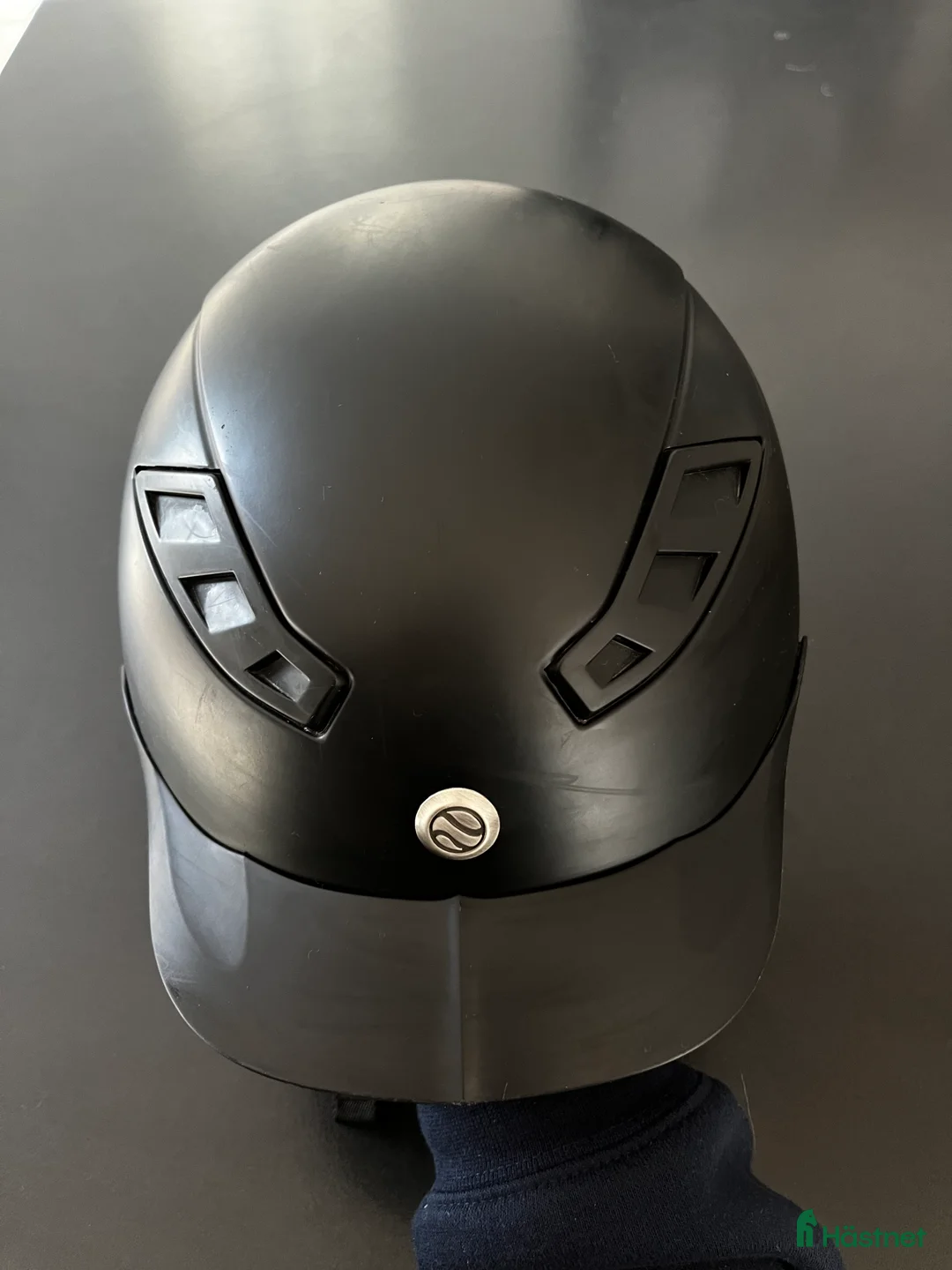 Hjälmar ryttarutrustning till salu: Back on Track ridhjälm med mips! i Norrköping - Annons 1