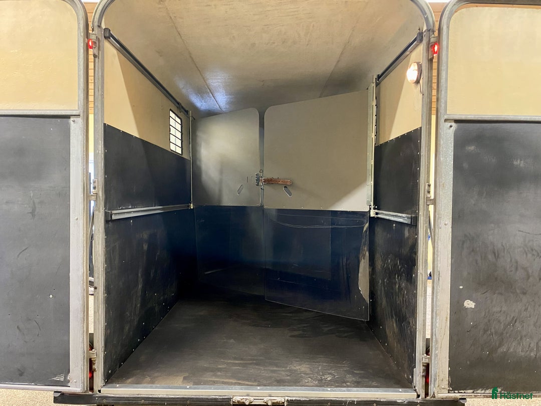 Hästtransporter  fordon & transport till salu: Diagonallastad 3-hästars Fautras i Kvicksund - Annons 9