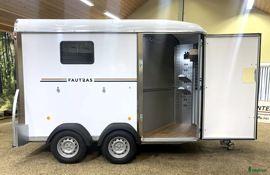 Hästtransporter  fordon & transport till salu: Oblic X -stor diagonallastad modell + sadelkammare - Annons 3