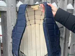 Säkerhetsvästar ryttarutrustning till salu: Racesafe väst i Växjö - Annons 14