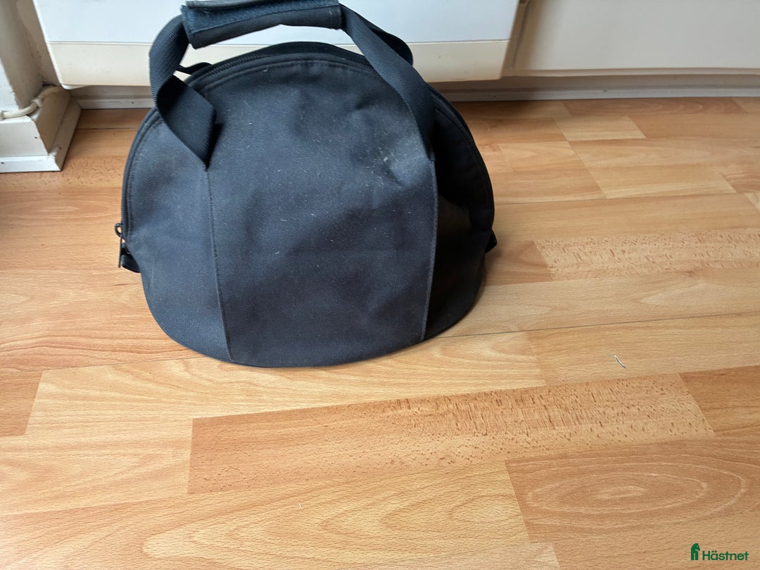 Hjälmar ryttarutrustning till salu: Kingsland hjälmväska i Malmö - Annons 3