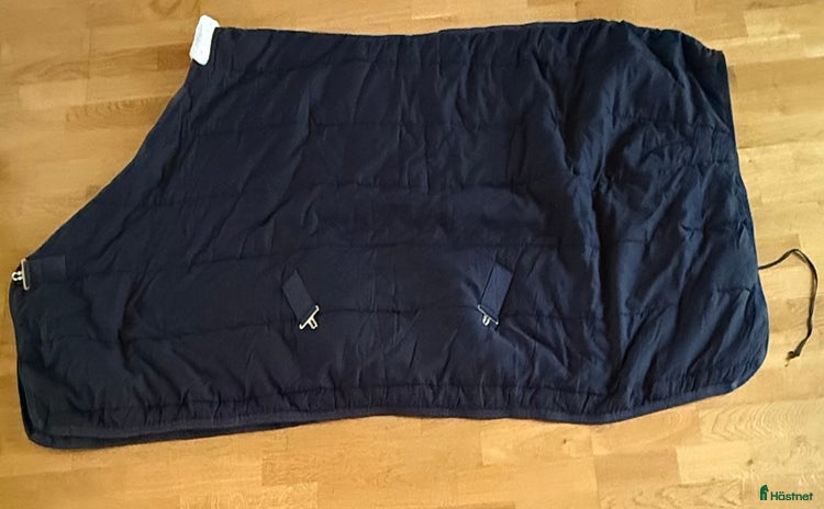 Täcken hästutrustning till salu: Liner och stalltäcke i Vikingstad - Annons 5