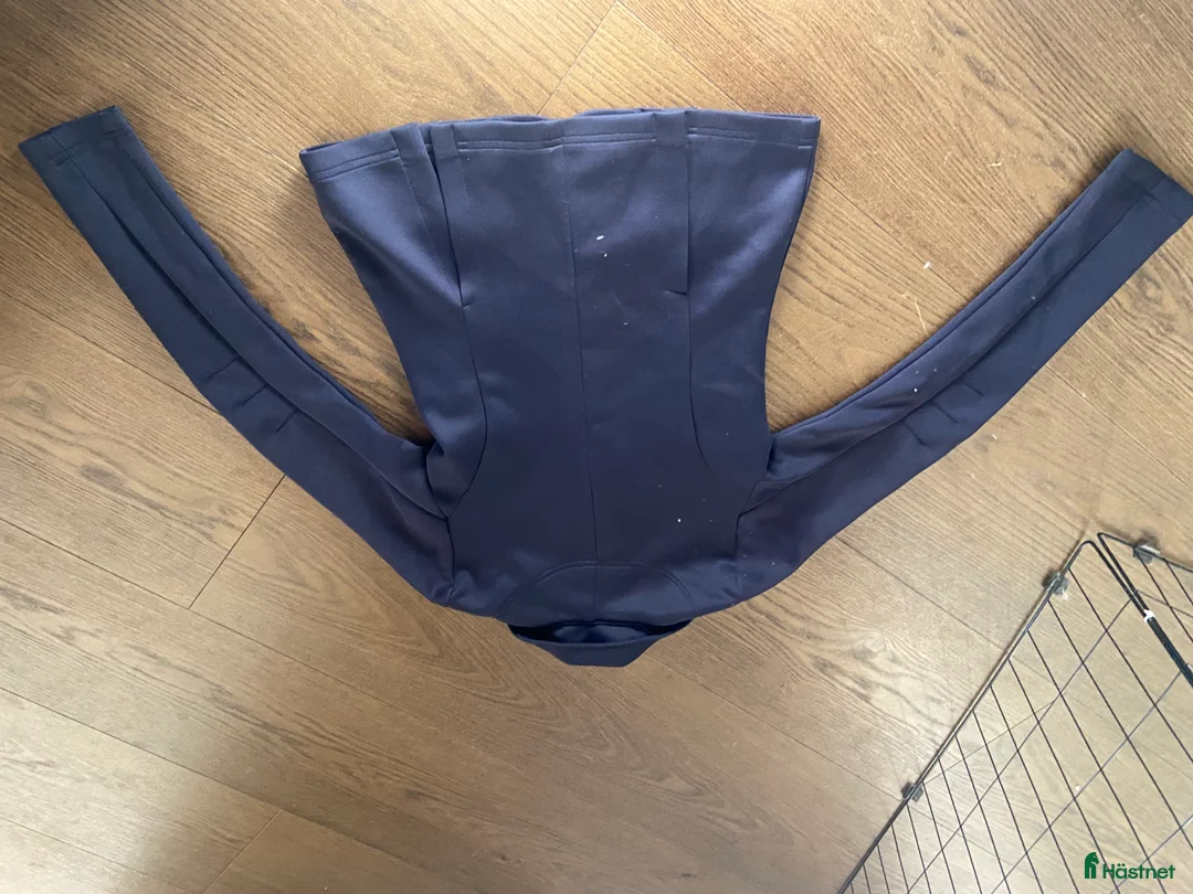 Jackor & Kavajer ryttarutrustning till salu: Söt ridkavaj i barnstorlek i Varberg - Annons 2