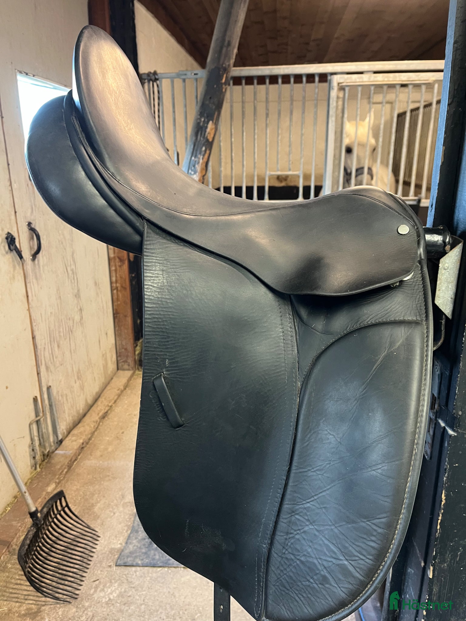 Sadlar hästutrustning Väldigt billig dressyrsadel.  - Annons 1