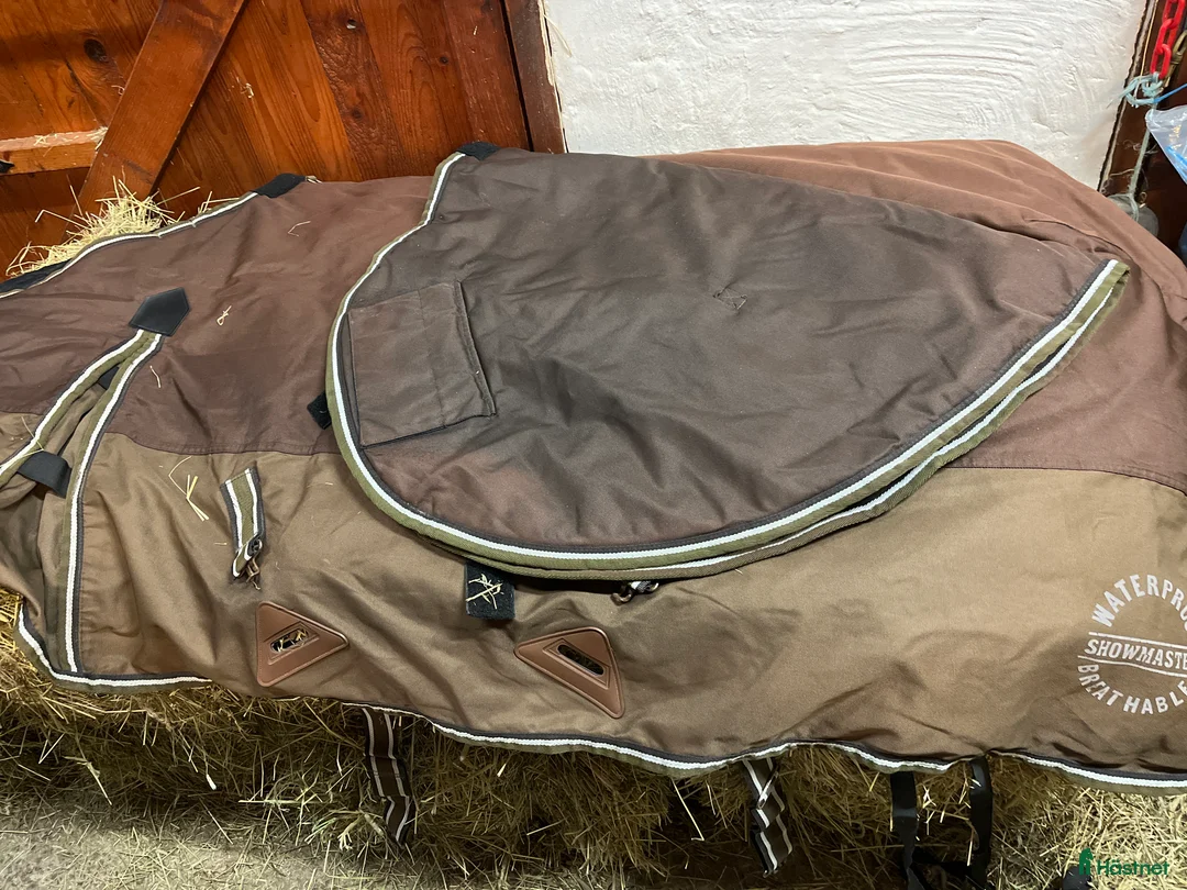 Täcken hästutrustning till salu: Vintertäcke med löstagbar hals - Annons 1