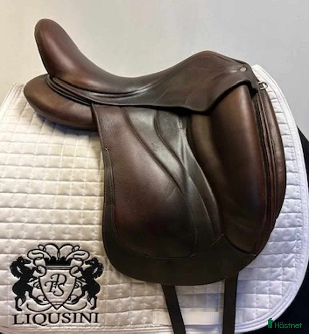 Sadlar hästutrustning till salu: Dressyrsadel Antares - Annons 1