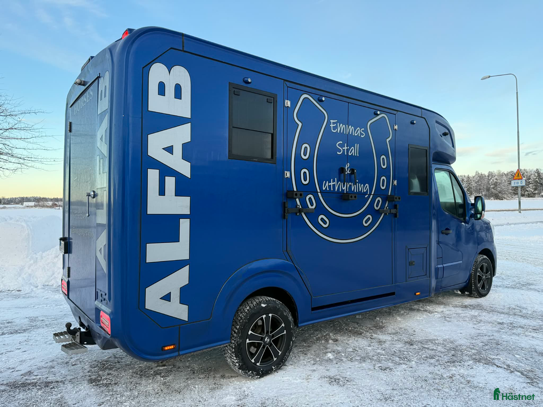Hästlastbilar  fordon & transport till salu: ALFAB 5 SITS 2023 STUTERI AUTOMAT LÅGA MILTAL i Köping - Annons 3