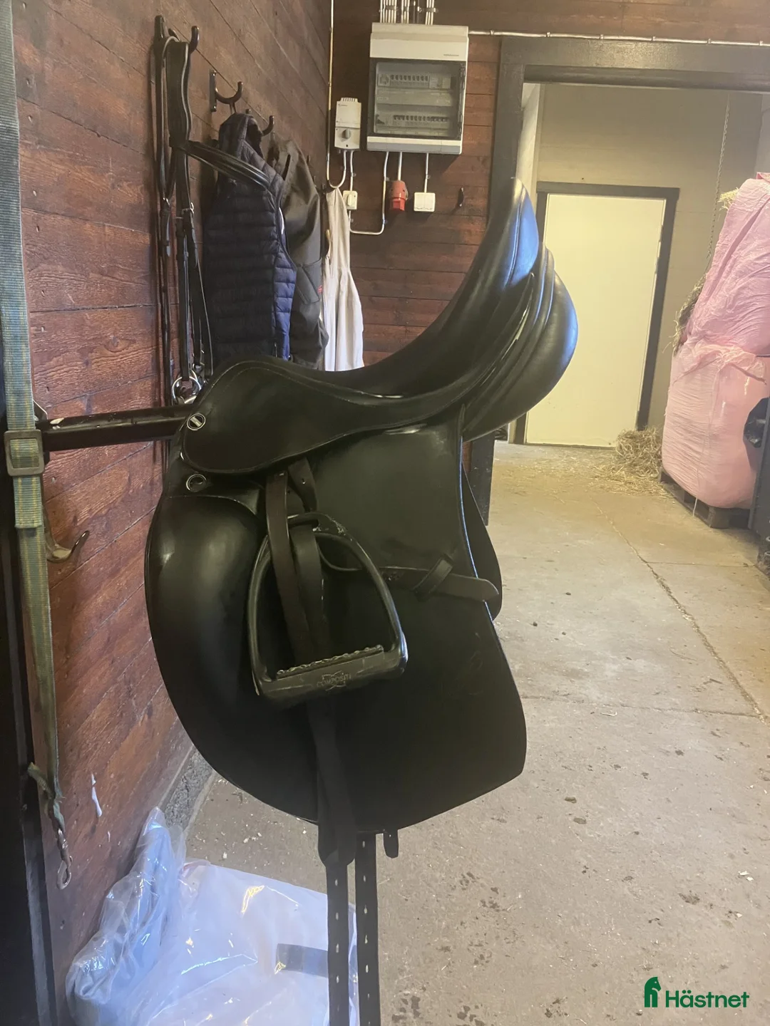 Sadlar hästutrustning till salu: Erreplus Adelinde dressyrsadel 17,5 - Annons 1