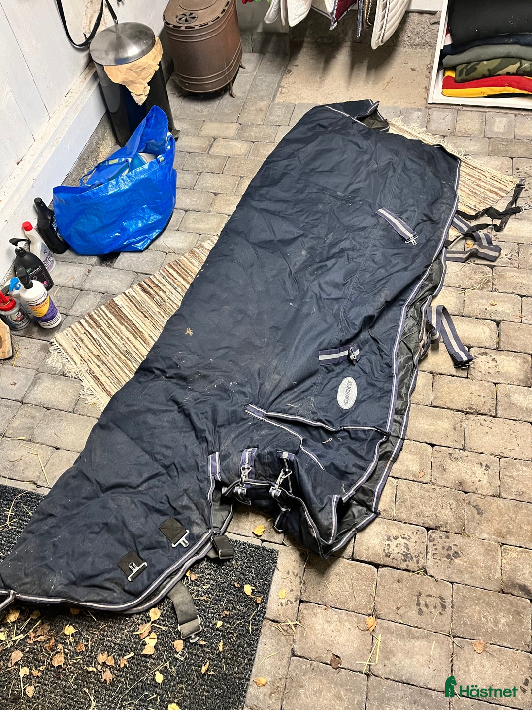 Täcken hästutrustning till salu: Täcke 300 g med hals i Norrköping - Annons 1