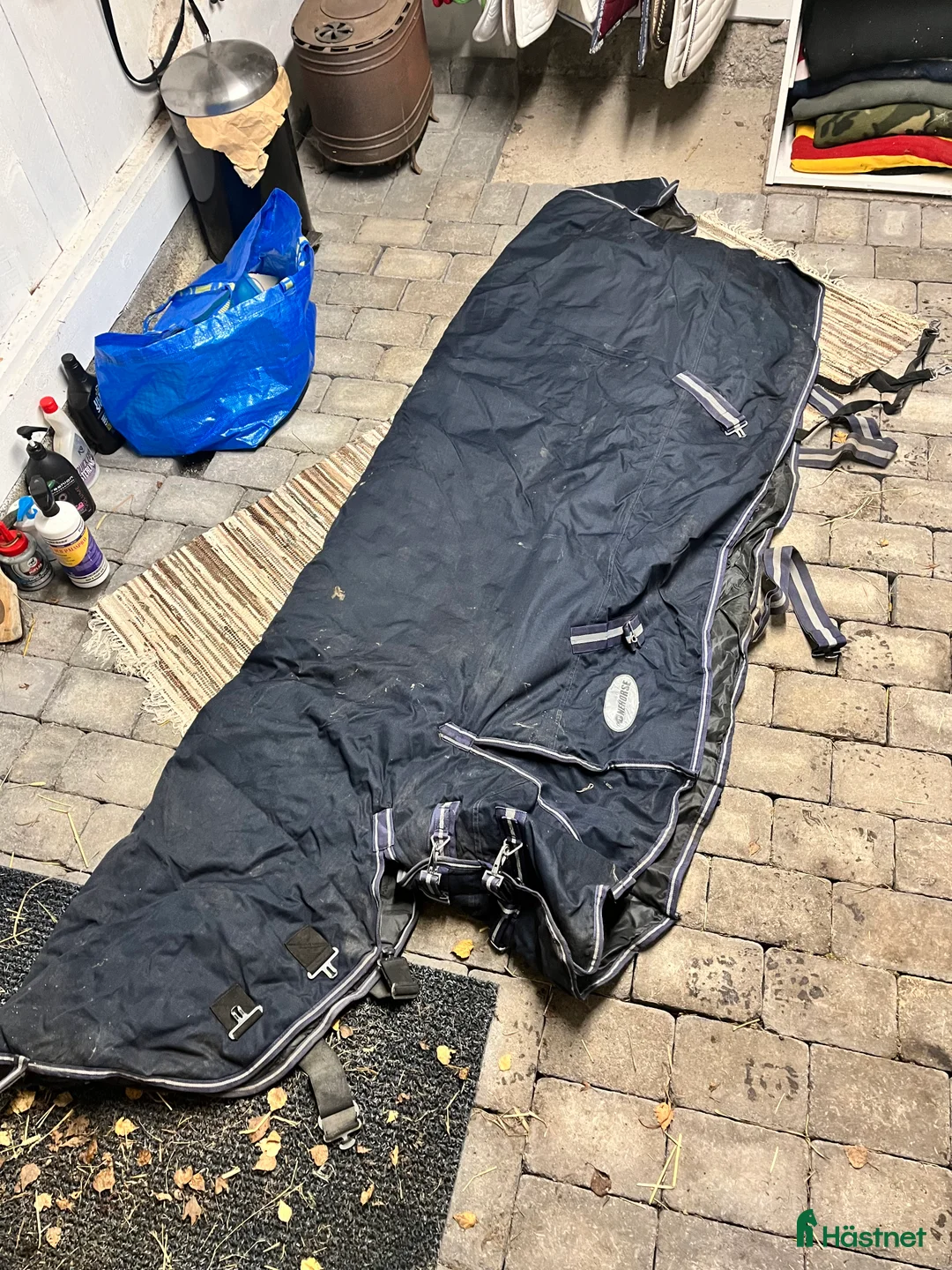 Täcken hästutrustning till salu: Täcke 300 g med hals i Norrköping - Annons 1