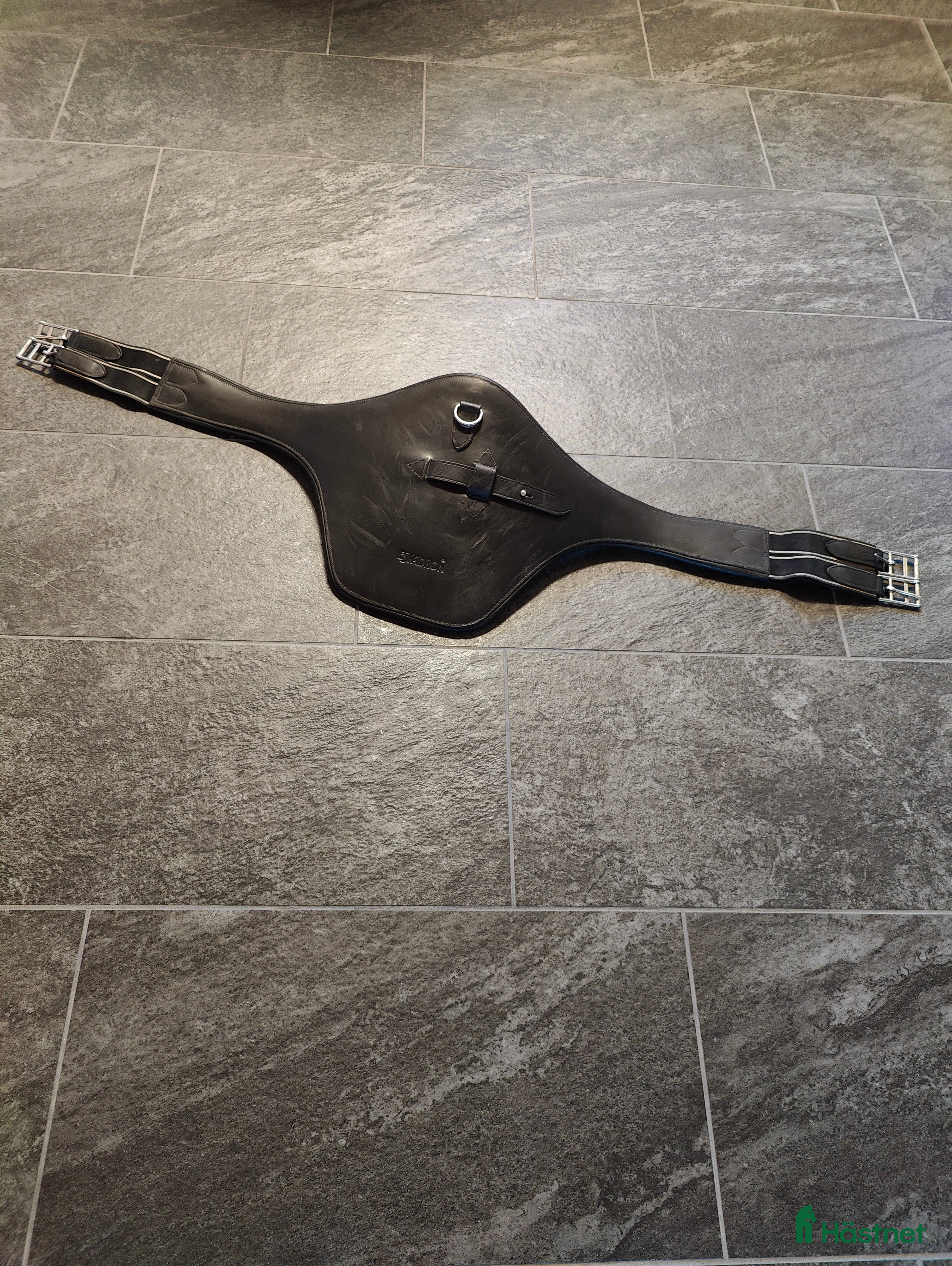 Sadeltillbehör hästutrustning till salu: Svart magplatta från Eskadron 125 cm i Ängelholm - Annons 7