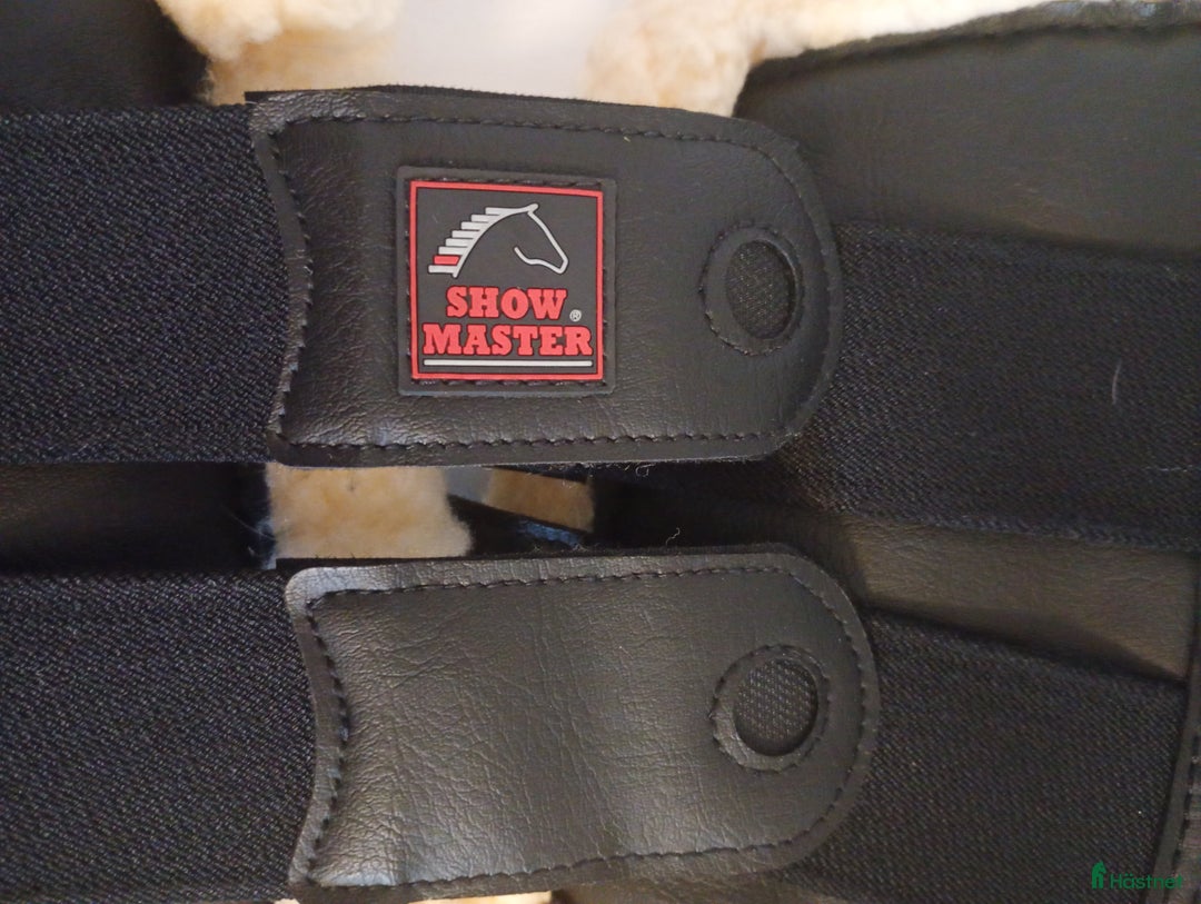 Benskydd hästutrustning till salu: Fluffiga benskydd  i Strömstad - Annons 1