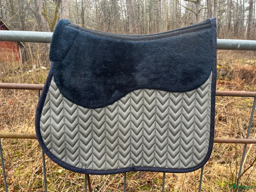 Schabrak & Vojlockar hästutrustning till salu: Covalliero dressyrschabrak strl full - Annons 2