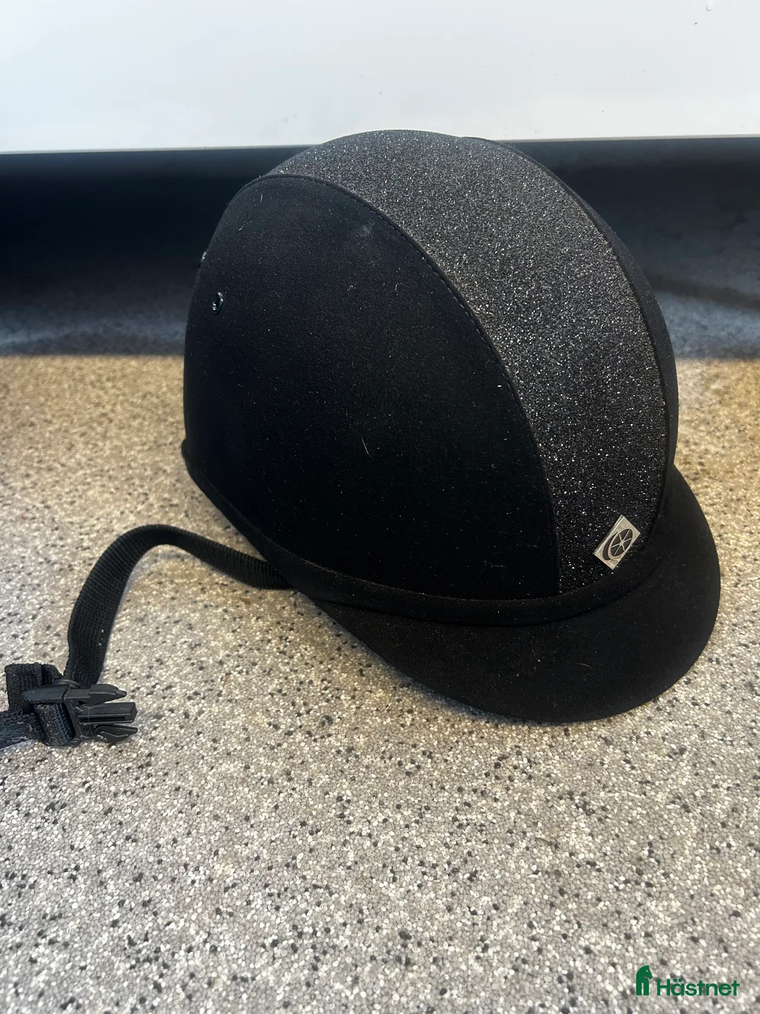 Hjälmar ryttarutrustning till salu: Ridhjälm Charles Owen, tävlingskavaj GPA, Equipage i Enköping - Annons 1