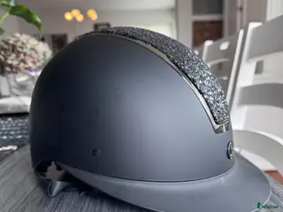 Hjälmar ryttarutrustning till salu: Ridhjälm Hansbo Sport Nyskick stl 55-57 - Annons 2