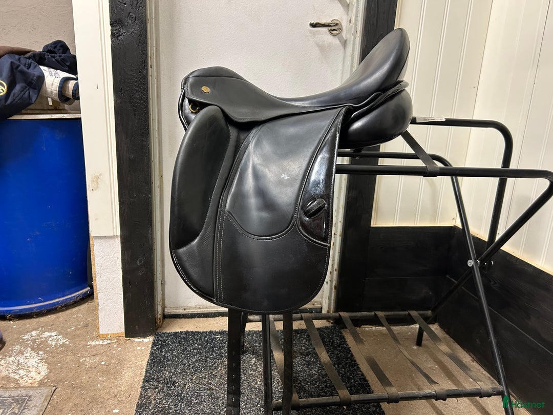 Sadlar hästutrustning till salu: Fitchbauer Paura Dressyr i Hallstahammar - Annons 1