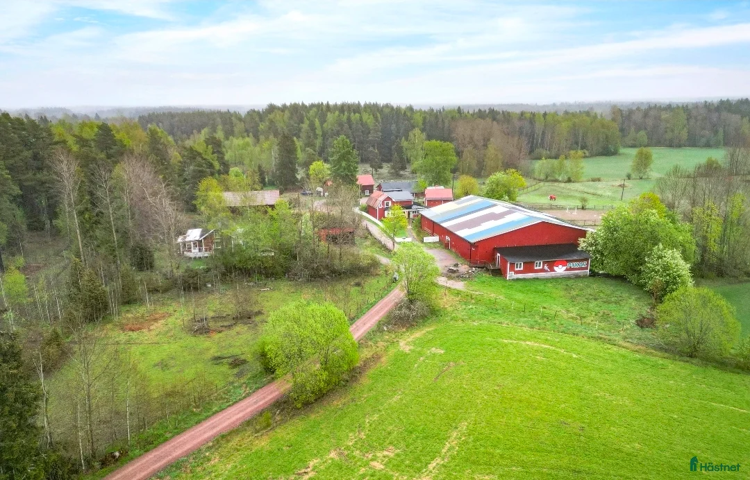  hästgårdar till salu: Fin gård med ridhus 20 minuter från Uppsala  - Annons 1