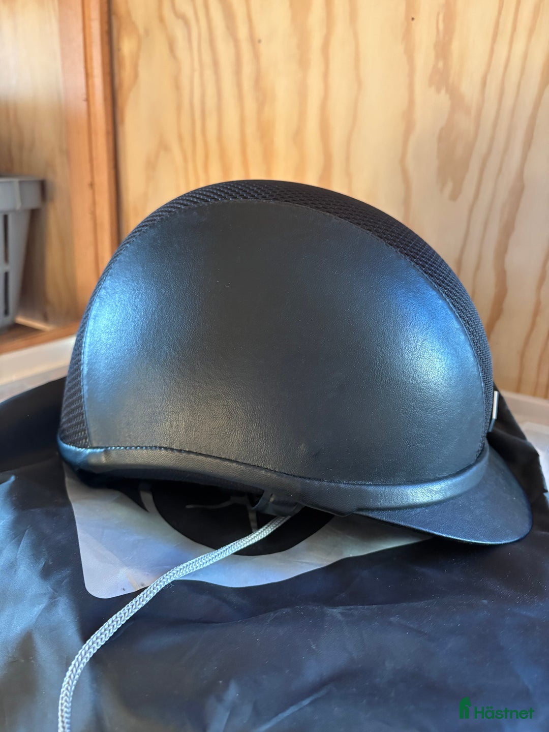 Hjälmar ryttarutrustning till salu: Charles Owen Ayr8 Leatherlook i Vikbolandet - Annons 2