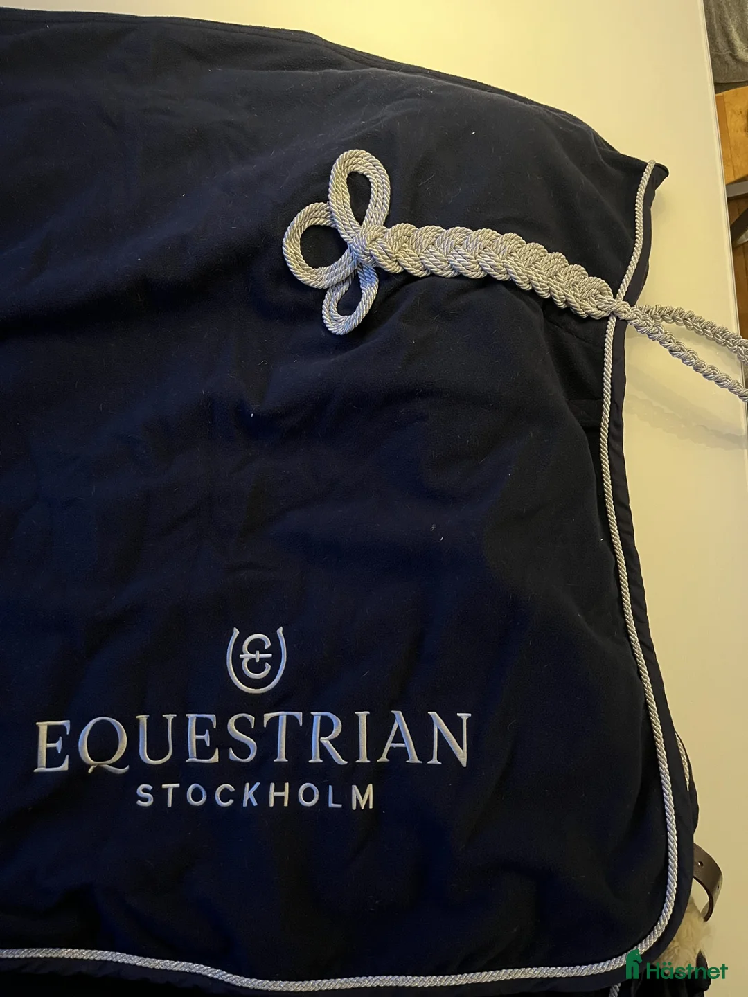 Täcken hästutrustning till salu: Equestrian Stockholm täcke, ES täcke i Trångsund - Annons 2