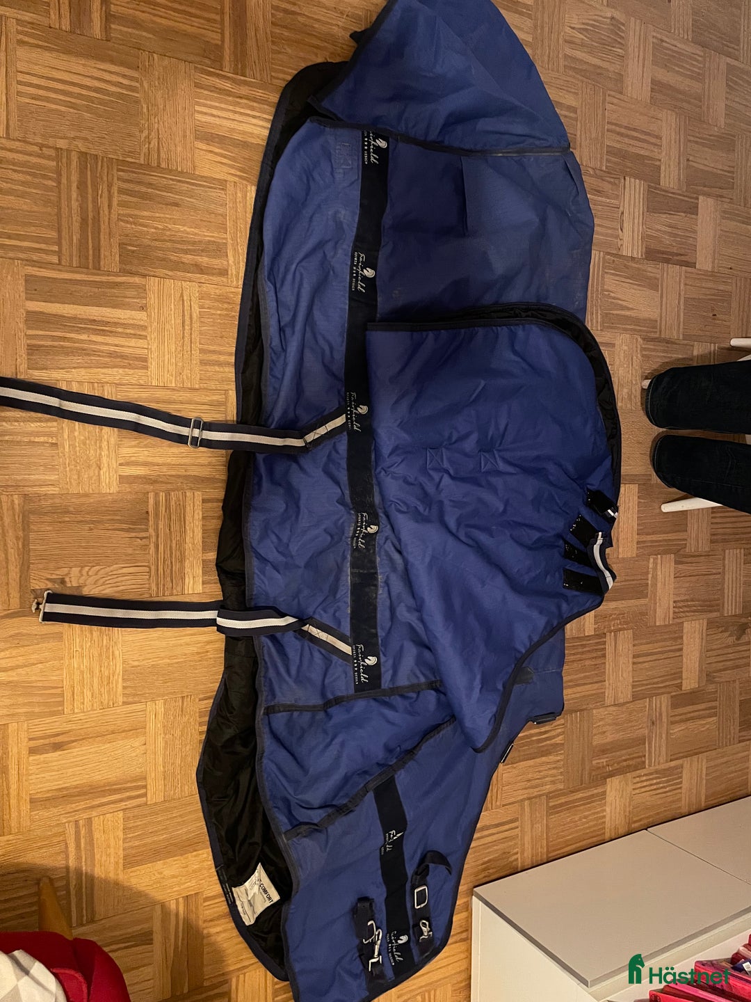 Täcken hästutrustning till salu: Täcke med hals i Malmö - Annons 1