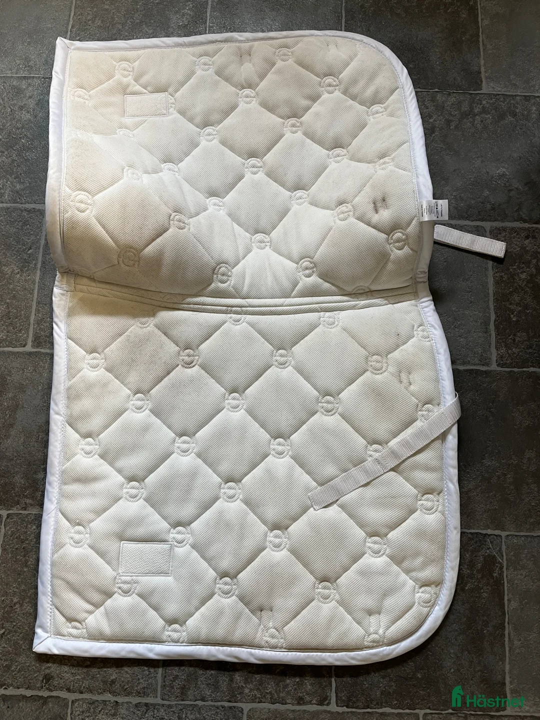 Schabrak & Vojlockar hästutrustning till salu: Vitt Equestrian stockholm schabrak - Annons 2