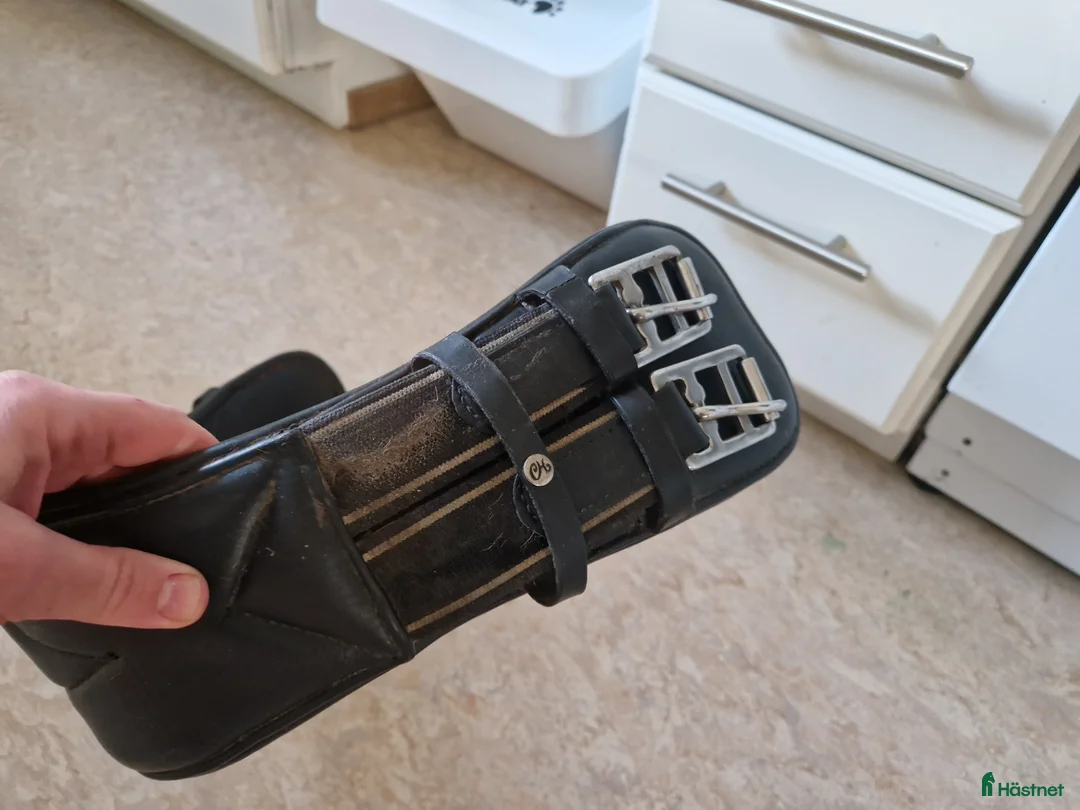 Sadeltillbehör hästutrustning till salu: Anatomisk dressyrgjord i Mantorp - Annons 2