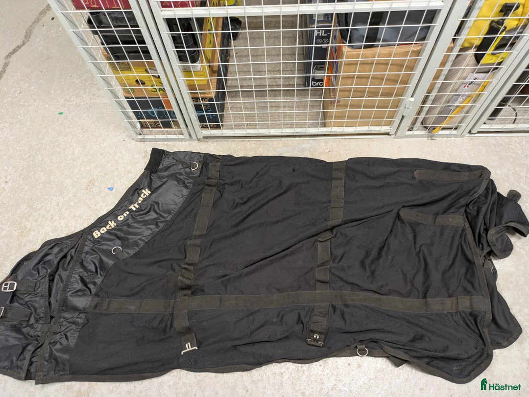 Täcken hästutrustning till salu: BoT nättäcke 145 cm i bra skick - Annons 1