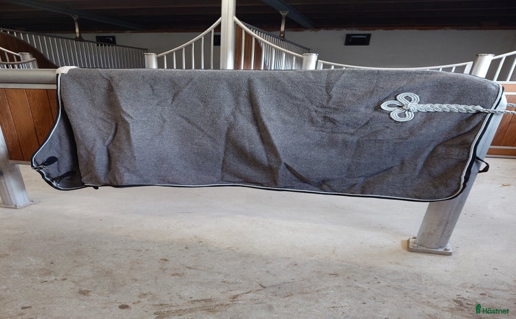 Täcken hästutrustning till salu: Tjockt ylletäcke nyskick i Frillesås - Annons 2