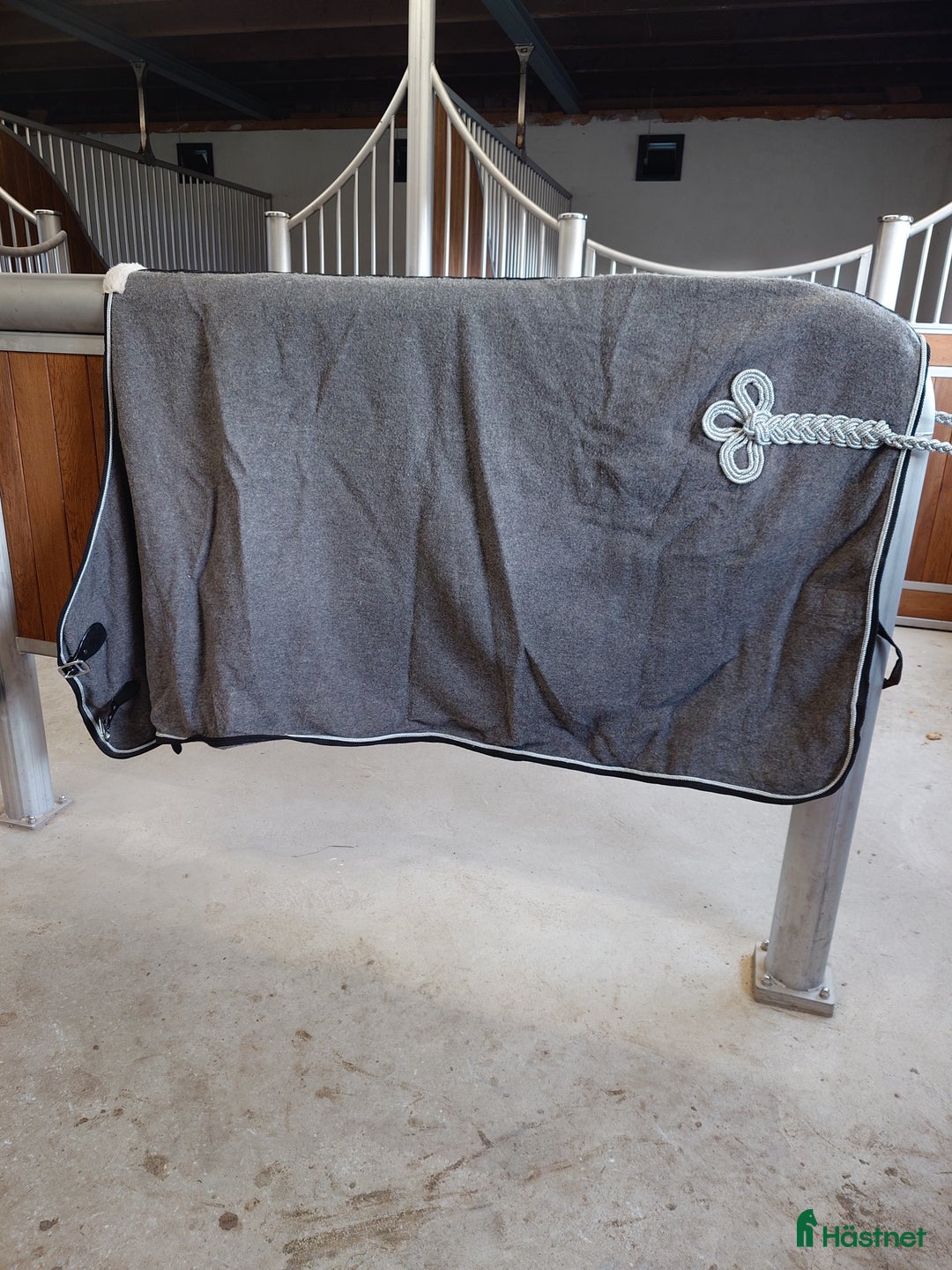 Täcken hästutrustning till salu: Tjockt ylletäcke nyskick i Frillesås - Annons 1