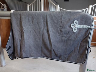 Täcken hästutrustning till salu: Tjockt ylletäcke nyskick i Frillesås - Annons 1