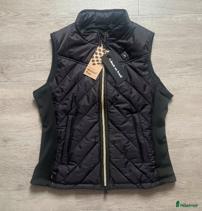 Jackor & Kavajer ryttarutrustning till salu: Back on Track Etna Värmeväst i Grängesberg - Annons 5