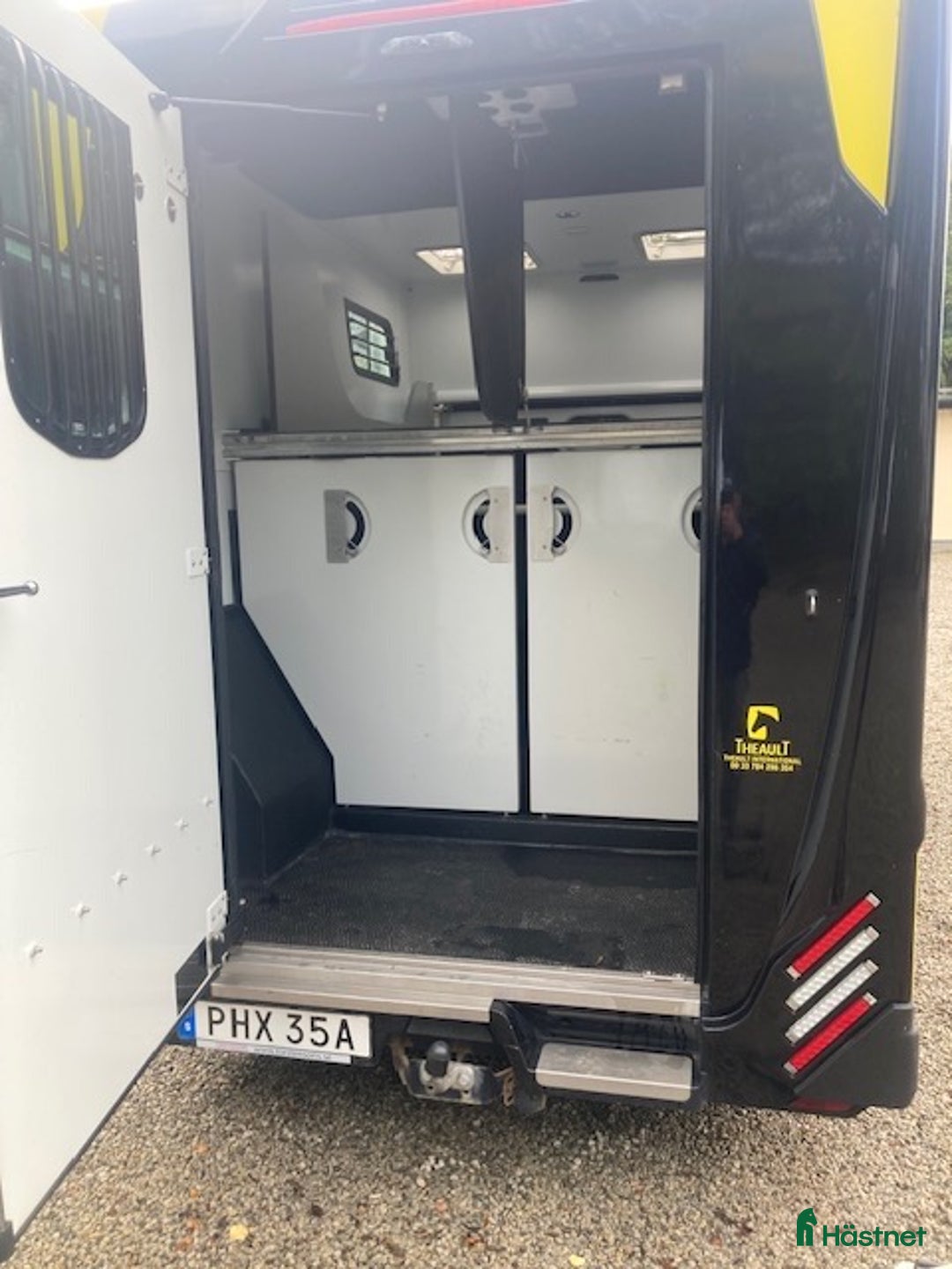 Hästlastbilar  fordon & transport till salu: Theault hästlastbil med sängar, b-körkort i Flyinge - Annons 5